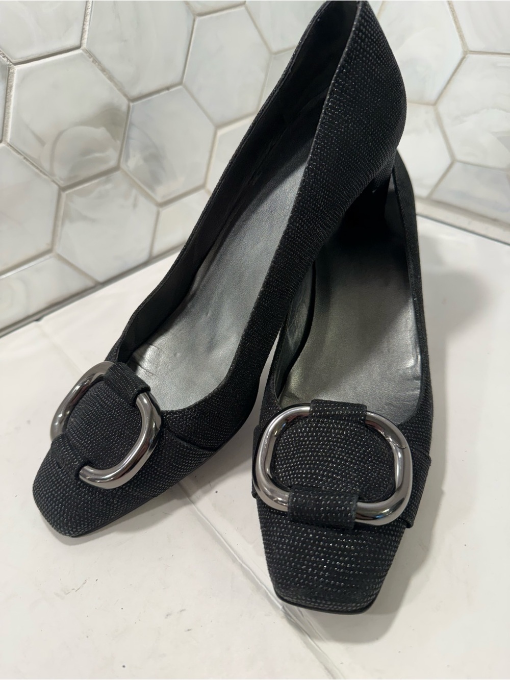 Stuart Weitzman "The Tube" Black Goose Bump Leather Pumps Silver Buckle Sz 7.5 N
